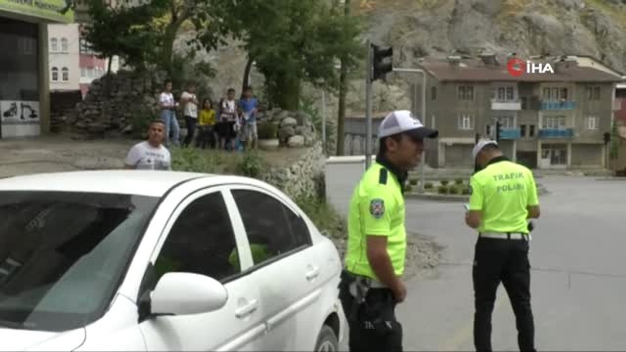 Hakkari polisi çocuklara 'sürücü karnesi' dağıttı