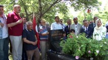Abdurrahim Karakoç mezarı başında anıldı