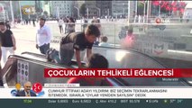 Çocukların tehlikeli yürüyen merdiven oyunu