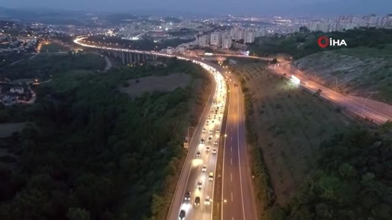 Kocaeli'de dönüş yoğunluğu... Durma noktasına gelen trafik havadan görüntülendi