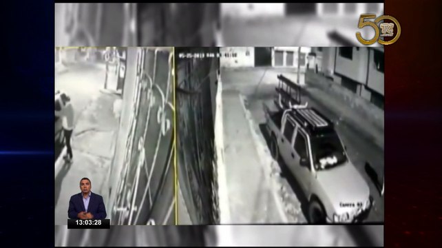 Cámaras de seguridad captan como en menos de cinco segundos roban un vehículo en Quito