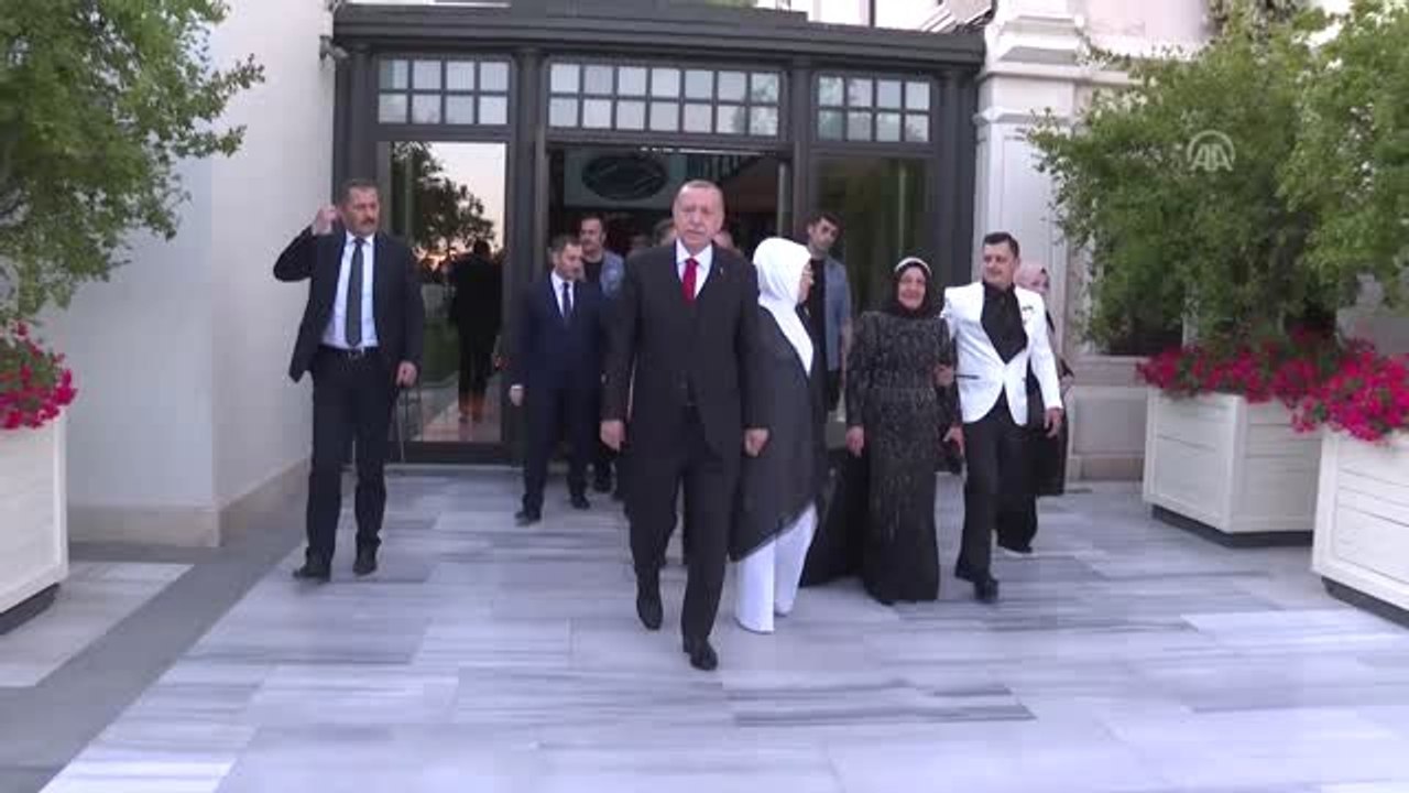 Cumhurbaşkanı Erdoğan, Mesut Özil ile Amine Gülşe çiftinin nikah şahidi oldu (1)