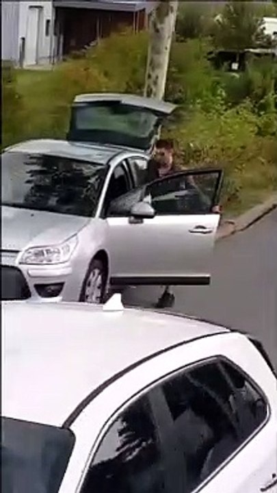 Ivre, ce jeune homme ne sait plus où donner de la tête avec sa voiture