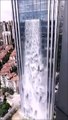 Cette cascade impressionnante coule sur le flanc d'un gratte-ciel en chine