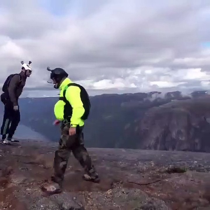 Il saute depuis une falaise et exécute un saut incroyable en parachute