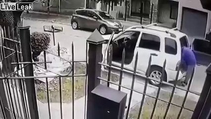 Il se fait agresser près de sa voiture, mais ses gardes du corps étaient bien cachés à l’intérieur