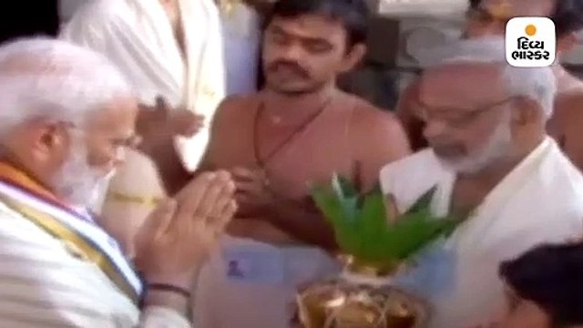 નરેન્દ્ર મોદી કેરળના ત્રિસુર પહોંચ્યા, વડાપ્રધાનને 112 કિલો કમળના ફૂલથી તોલીને તુલાભાર વિધિ કરાઈ