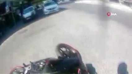 Bakırköy'de tek tekerlek üzerinde kalkış yapan motosikletlinin kazası kamerada