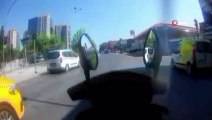 Bakırköy’de tek tekerlek üzerinde kalkış yapan motosikletlinin kazası kamerada