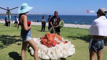 Paraşütün nemini alan gence, turistten zorda bırakan soru