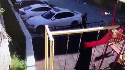 Denetimli serbestlikten yararlanıp dışarı çıktı, 5 yaşındaki kızın kolyesini gasp etti...Hırsızlık anları kamerada