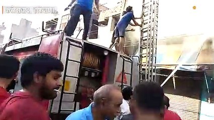 कपड़ा गोदाम में आग, ऊपरी मंजिल पर चल रहे स्कूल में दम घुटने से महिला और उसके 2 बच्चों की मौत