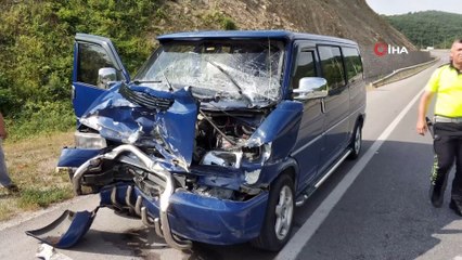 Samsun'da minibüs tıra çarptı: 4 yaralı