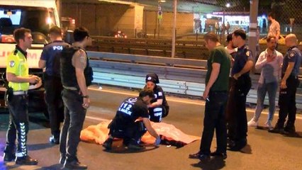 Üst geçitten yola düşen bir kişi otomobilin altında metrelerce sürüklenerek hayatını kaybetti
