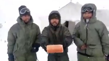 Siachen Indian Soldiers का VIRAL VIDEO, ठंड से मजबूर होकर Hammer से तोड़ रहे Eggs | वनइंडिया हिंदी