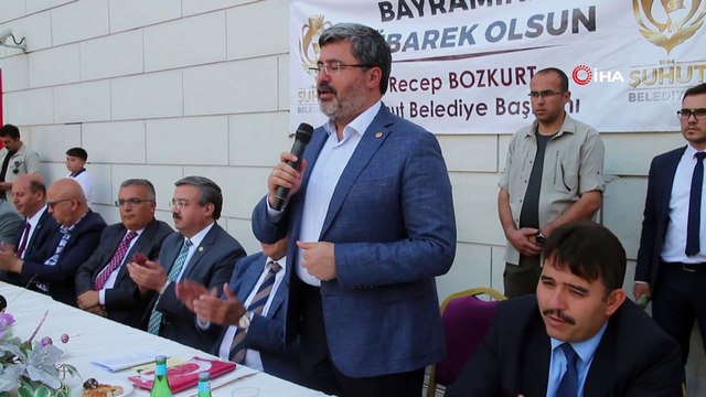 AK Parti’li Eski Bakan Eroğlu Baba Ocağı Şuhut’ta hemşehrileri ile bayramlaştı