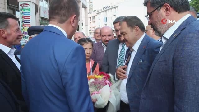 AK Parti'li Eski Bakan Eroğlu Baba Ocağı Şuhut'ta hemşehrileri ile bayramlaştı