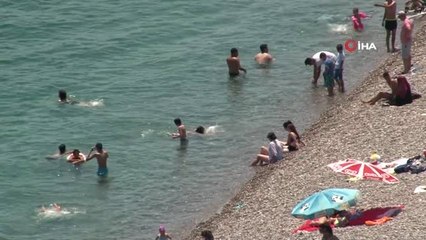 Antalya'da sahillerde bayram sonu yoğunluğu