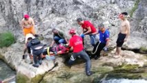 Tabiat parkında ayağı kırılan tatilciyi AFAD ekipleri kurtardı