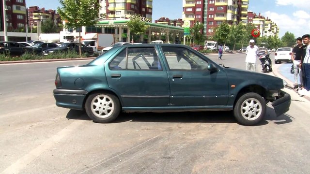 2 otomobil çarpıştı... Çarpışmanın etkisiyle camdan fırlayan genç kız hayatını kaybetti