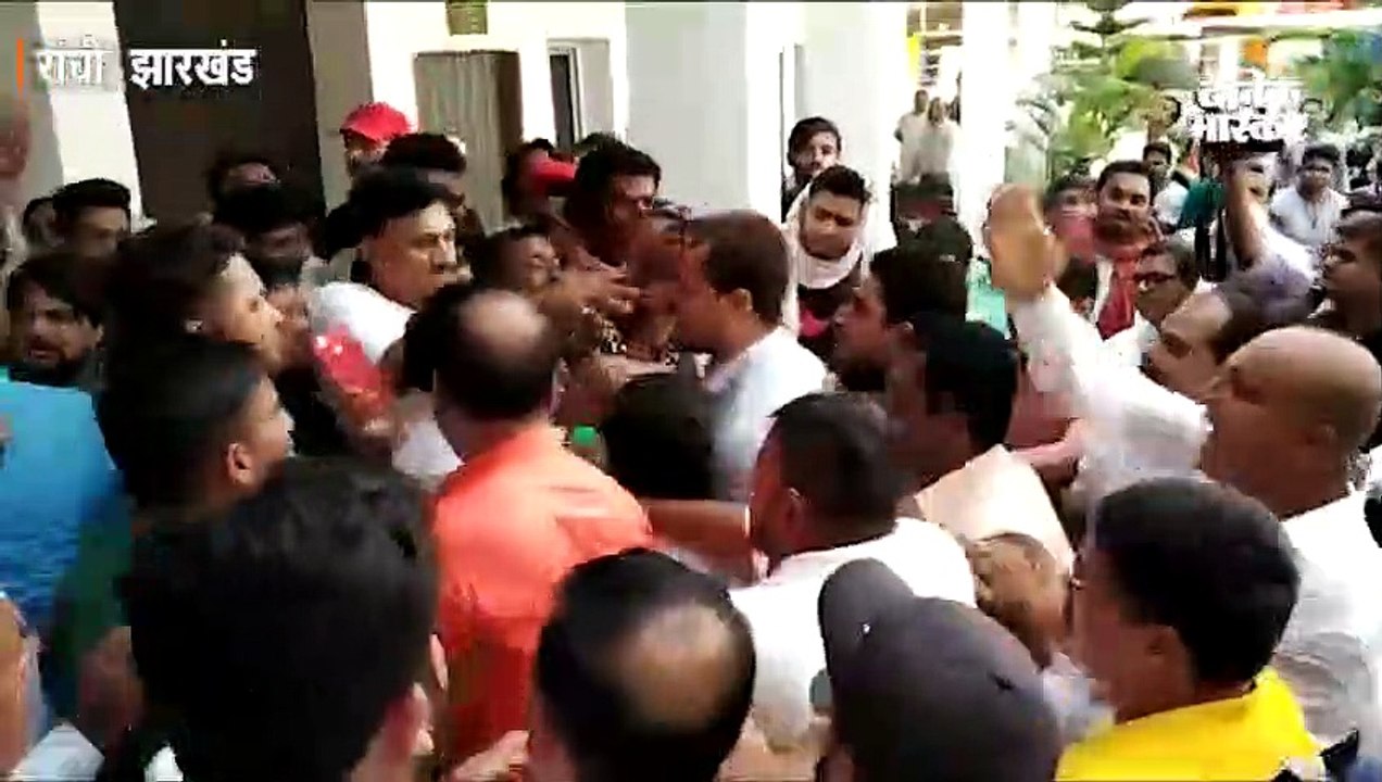 कांग्रेस मुख्यालय बना रणक्षेत्र, आपस में भिड़े कांग्रेस नेता, हुई तोड़फोड़