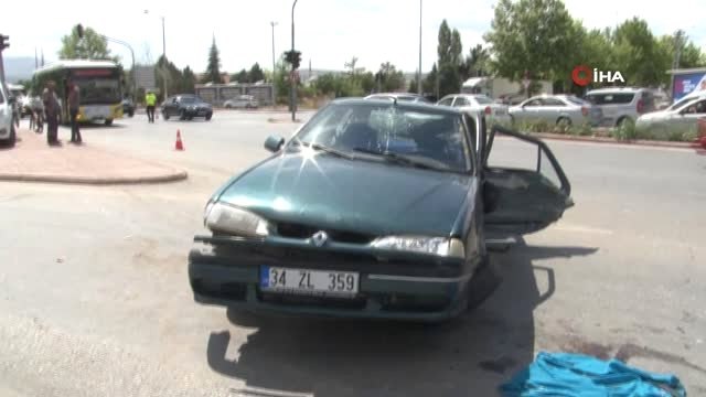 2 otomobil çarpıştı... Çarpışmanın etkisiyle camdan fırlayan genç kız hayatını kaybetti