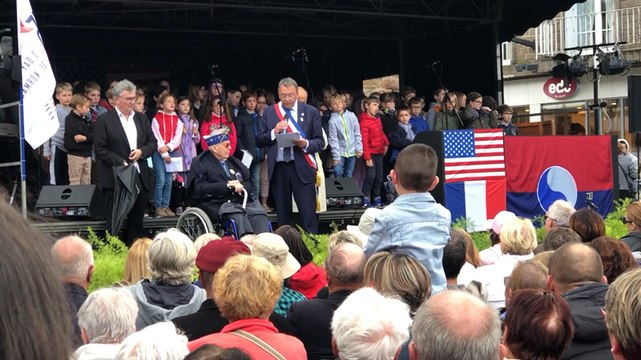 Leonard Jindra reçoit la médaille de la ville de Vire