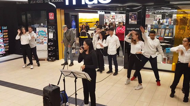 Pont-à-Mousson : Nina chante et danse
