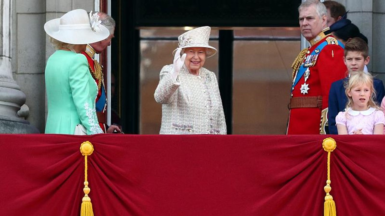 "trooping the colour": queen feiert 93.