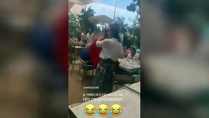 Rajoy se hace una foto con una chica de  despedida en Formentera