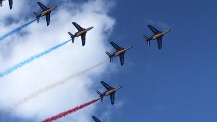 La Patrouille de France fait son show dans le ciel D’Arromanches