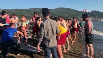 Suriyeli gençler boğulma tehlikesi geçirdi... Vatandaşlar gençleri böyle kurtardı