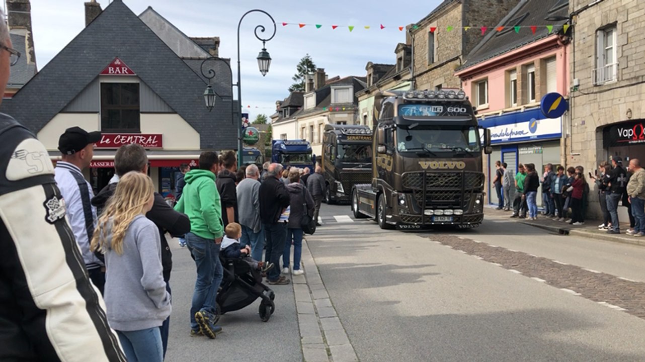 Le traditionnel défilé des poids lourds du Camion cross