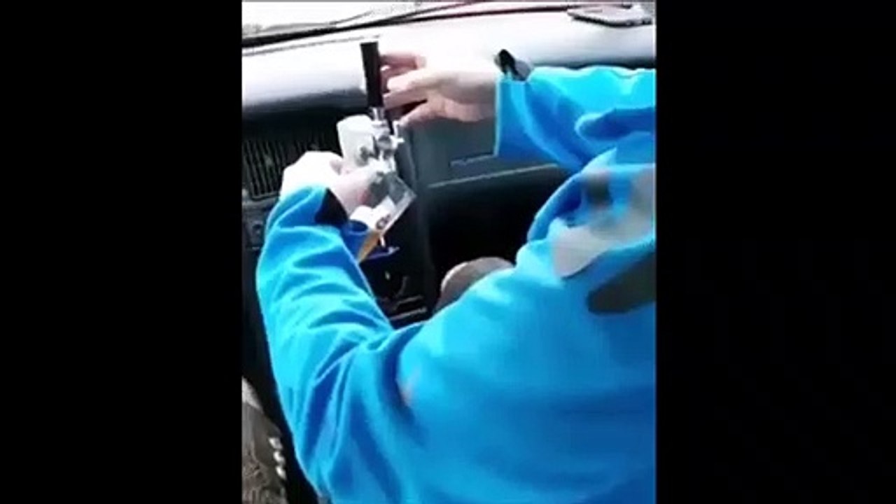 Il installe une tireuse à bière sur le tableau de bord de sa voiture