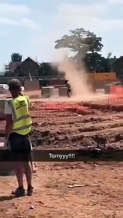 Un ouvrier se jette dans une tornade en plein chantier... Fou