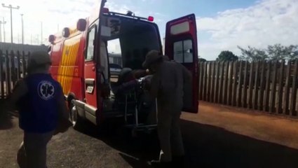 Homem fica ferido, após veículo tombar em pedreira