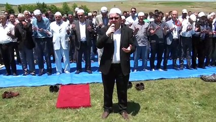 Bütün köy yağmur duasına çıktı