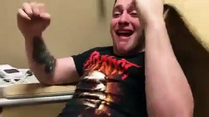 Sédaté après une anesthésie, il redécouvre qu'il a une famille