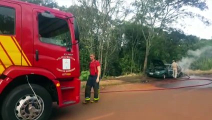 Carro é completamente destruído em incêndio no Cascavel Velho
