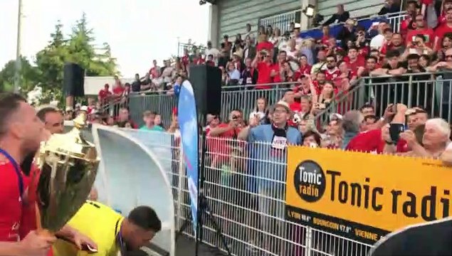 Finale Coupe LAuRA Foot – Les joueurs de l’AS MISERIEUX-TREVOUX communient avec leurs supporters après la victoire contre le FC DOMTAC