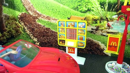 Barbie y sus Hermanas Trabajan en Mc Donalds Drive Thru - Con Elsa Rapunzel La Sirenita Ariel