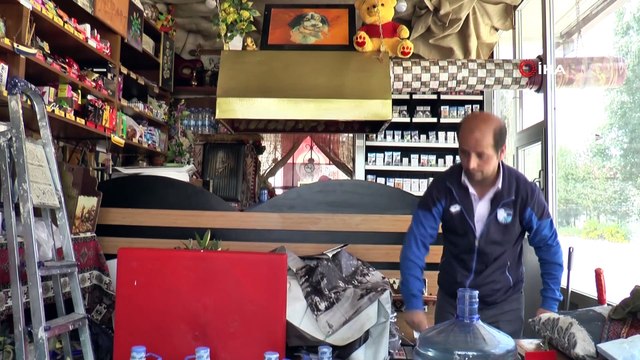 Bu büfeyi gören dönüp bir daha bakıyor....İş yerinin dışını reklamla değil sosyal mesajlarla kaplattı