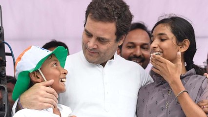 പേര് വിളിച്ച് രാഹുലിന്റെ വണ്ടിക്ക് പിന്നാലെ ഓടി രണ്ട് കുരുന്നകള്‍