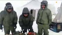 जूस के पैकेट और अंडों को हथौड़े से तोड़ते हैं जवान, -60 डिग्री पर ड्यूटी कर रहे सैनिकों का वीडियो वायरल