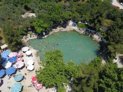 Şifalı suları ile bilinen Keramet Ilıca Tesisleri bayramda tatilcilerin akınına uğradı