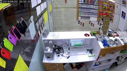 DİYARBAKIR 3 saniyede kapısını açtığı dükkandan 40 lira çaldı