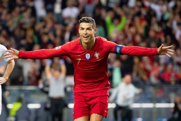 رونالدو يوقف حافلة منتخب البرتغال ويحقق رغبة طفل صغير