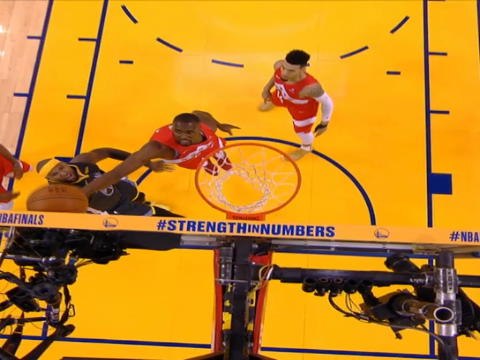 لقطة: كرة سلة: إيباكا يتصدى لرمية كزينز بطريقة إستعراضية في فوز رابتورز