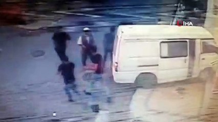 Aracının kontrolünü kaybetti cami duvarına çarptı!