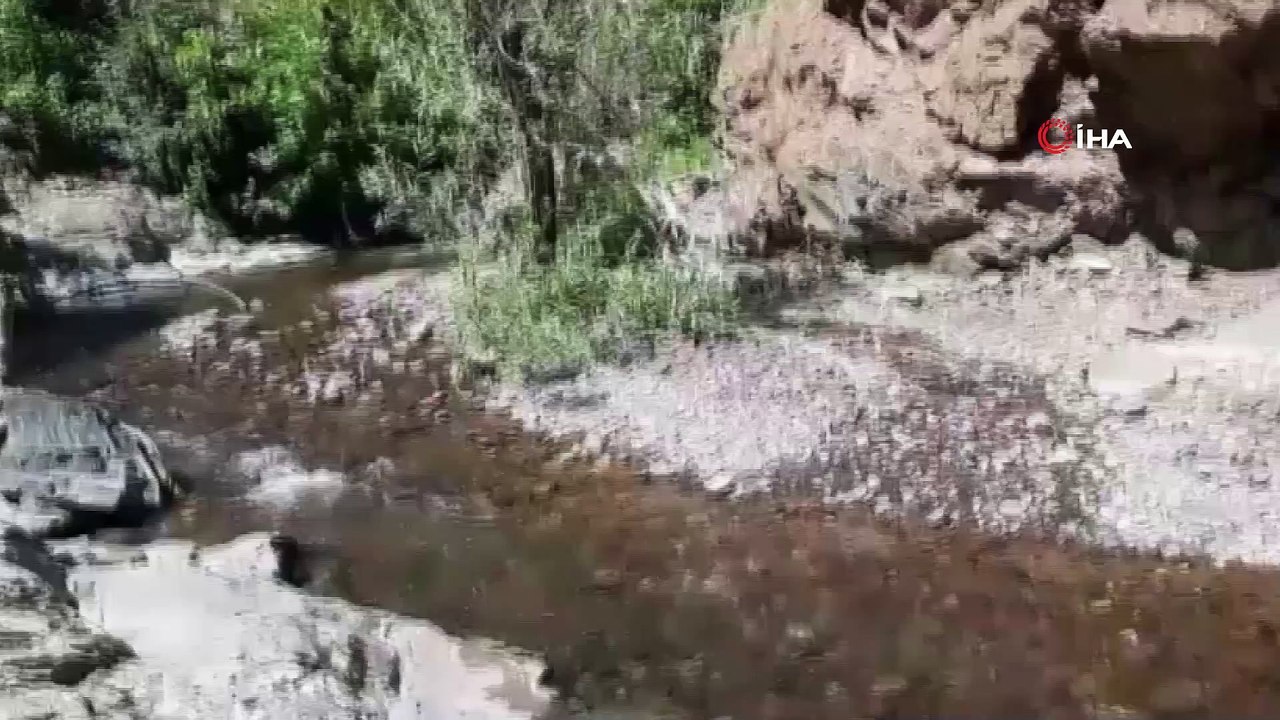 Hakurk'ta teröristlere ait 13 odalı sığınak imha edildi